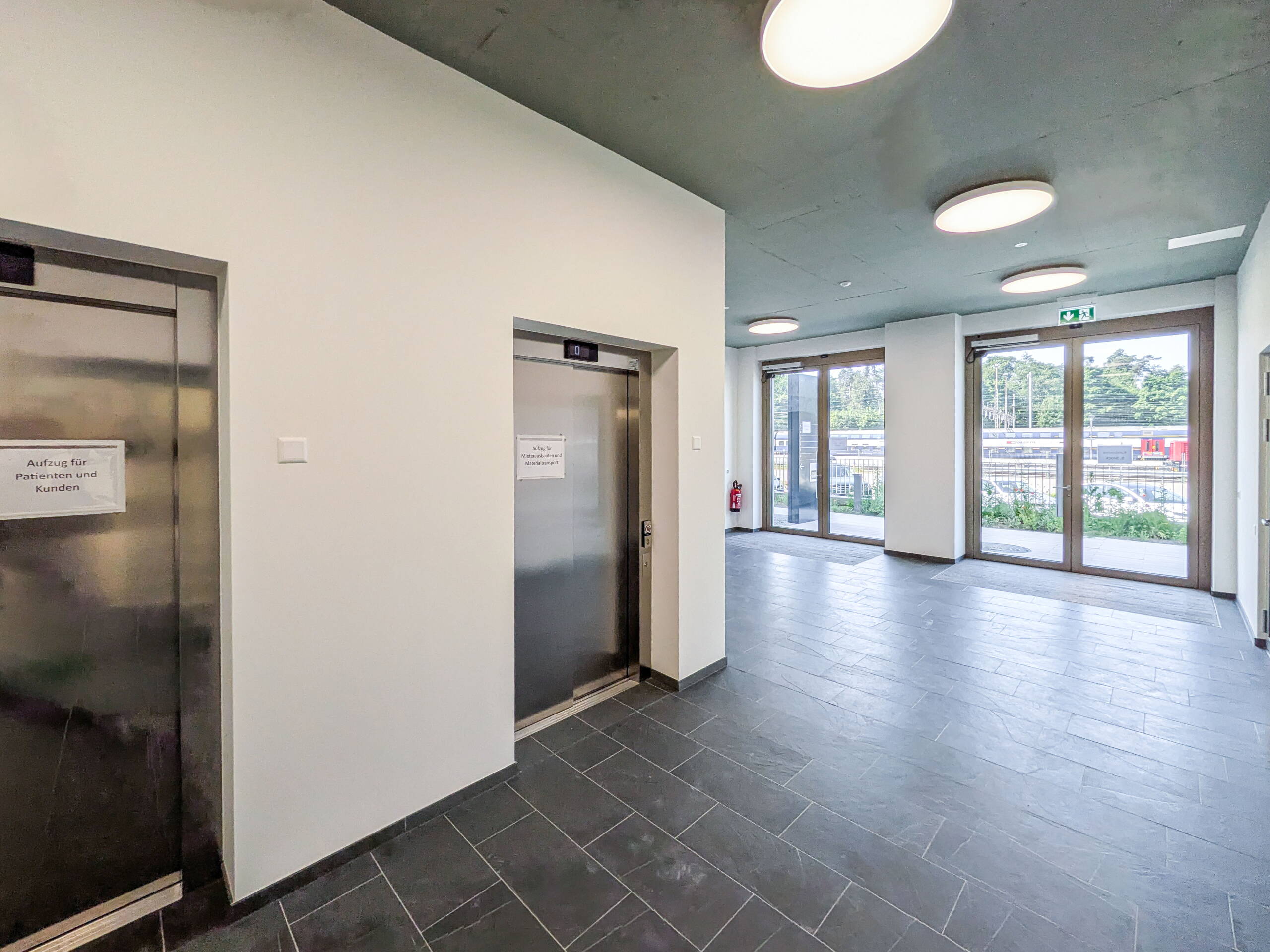 vitaone EG Eingangsbereich Innen mit Aufzug, Blick zum Bahnof
