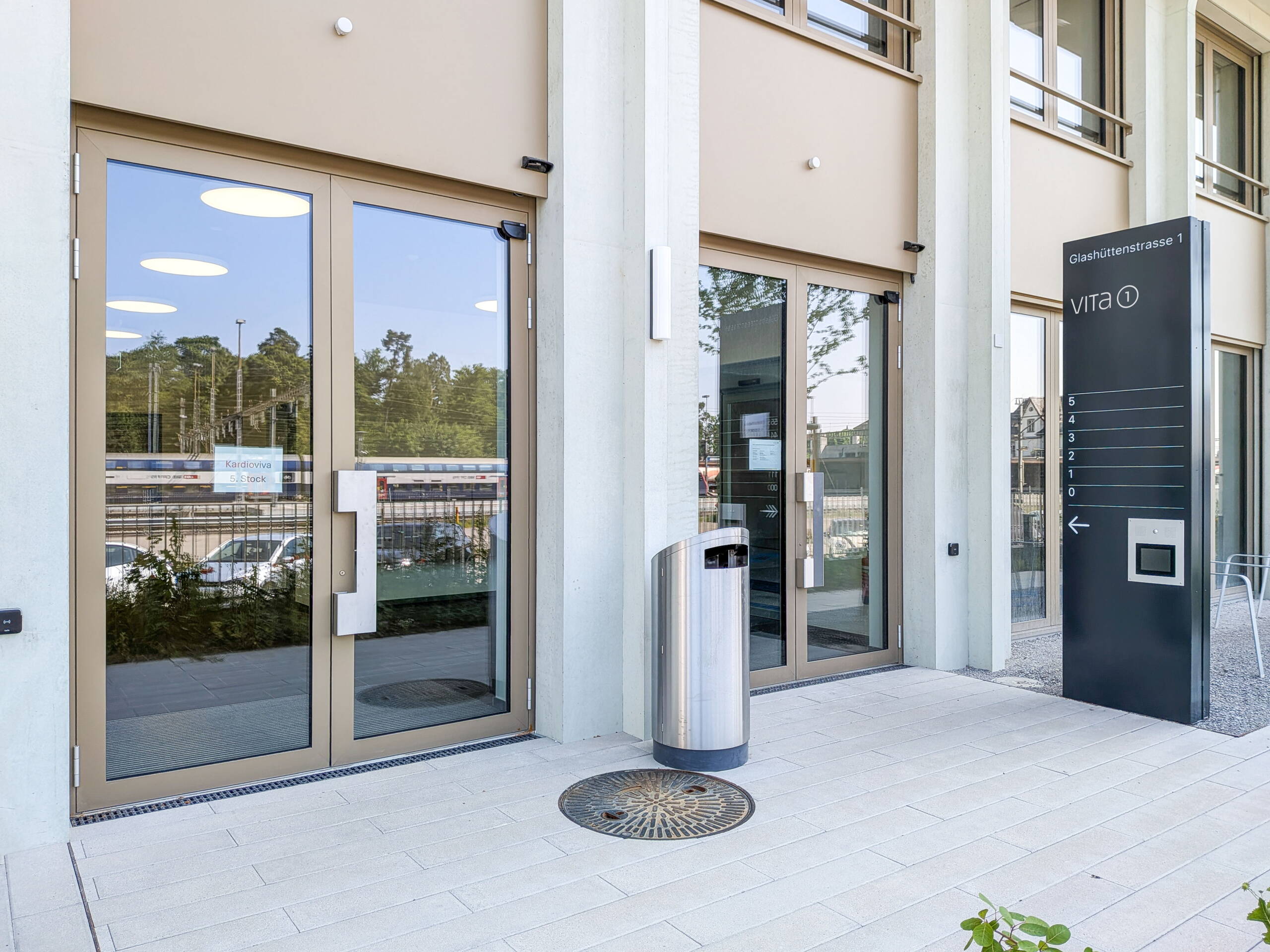 vitaone Eingang von Aussen, Aussenansicht, Blick auf Türen